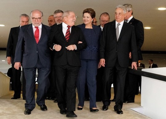 Dilma Rousseff com ex-presidentes ao chegar para cerimônia de instalação da Comissão da Verdade.  (Foto: Roberto Stuckert Filho / Presidência).