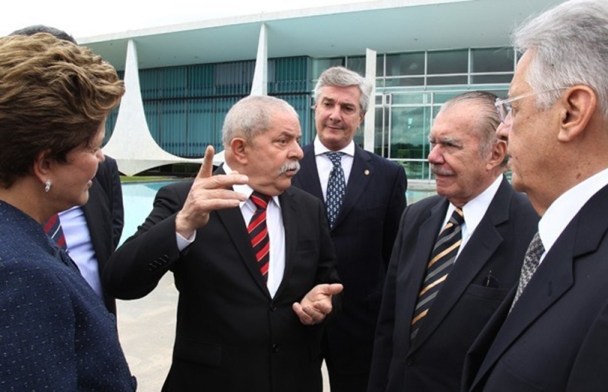Dilma Rousseff com os ex-presidentes Luiz Inácio Lula da Silva, Fernando Collor, José Sarney e Fernando Henrique Cardoso,  no Palácio da Alvorada, após instalação da Comissão da Verdade. (Foto: Ricardo Stuckert/Instituto Lula).